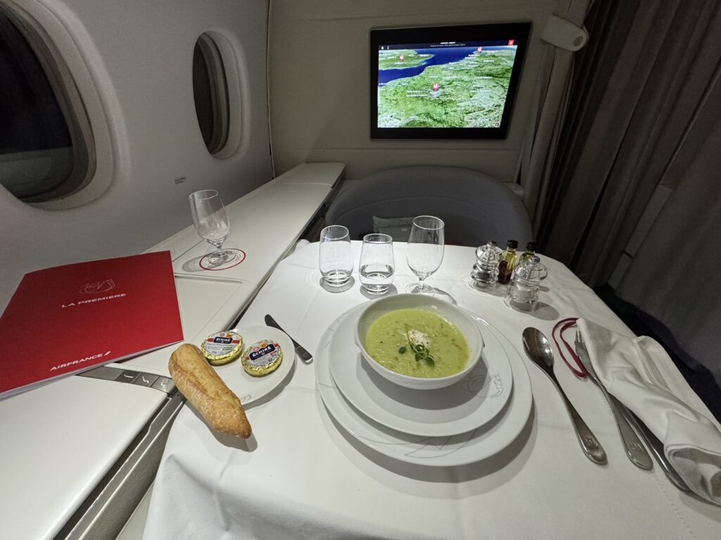 Soupe pendant le repas à bord en cabine La Première d'Air France