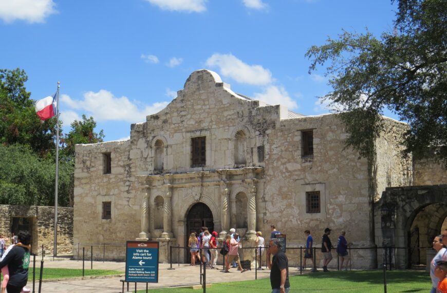 Façade à l'entrée du Fort Alamo