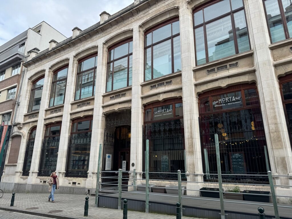 Vue sur la façade du centre belge de la bande dessinée à Bruxelles