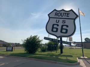 Le gros panneau route 66 à l'entrée du musée