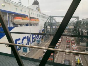 Vue sur le ferry depuis la passerelle