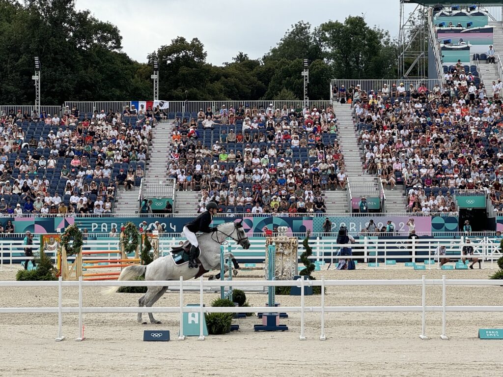 Un athlète lors des épreuves d'équitation en demie-finale de pentathlon moderne