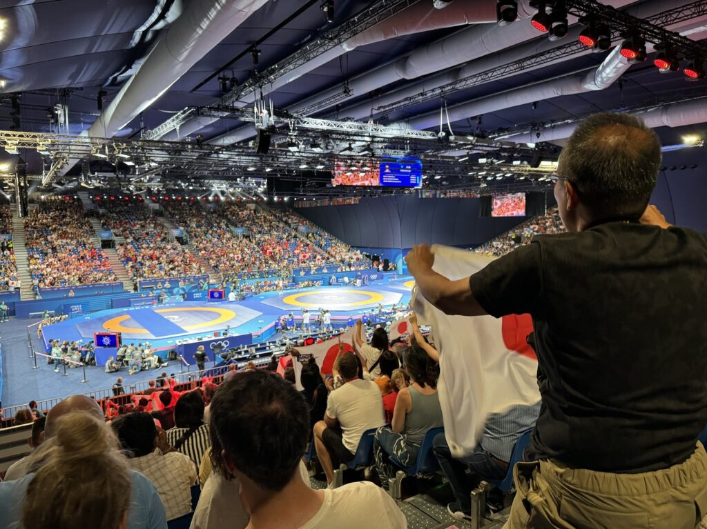 Un supporter japonais aux épreuves de lutte