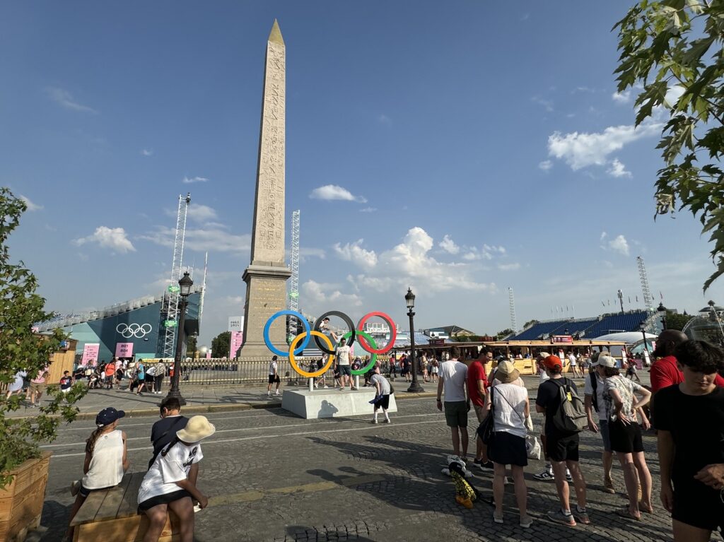 Les anneaux olympiques sur la place de la Concorde