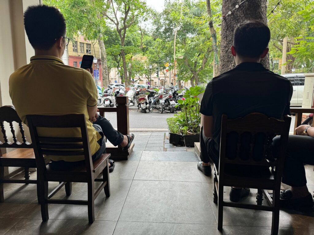 Terrasse d'un café à Hanoi