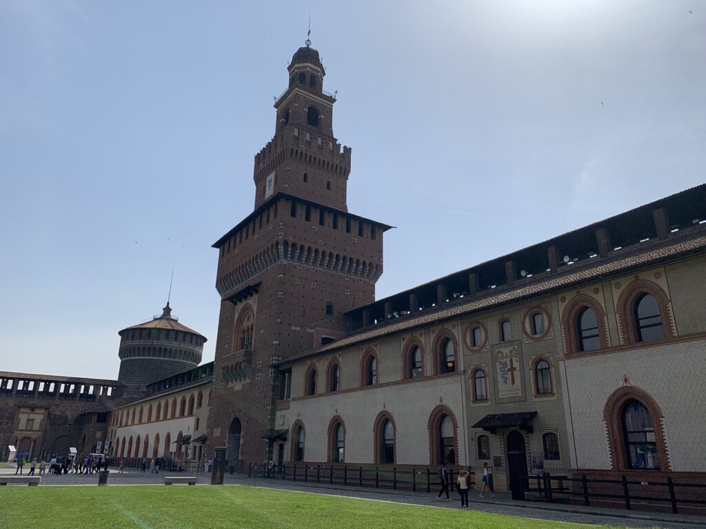 Vue sur le Castello Sforzesco de Milan