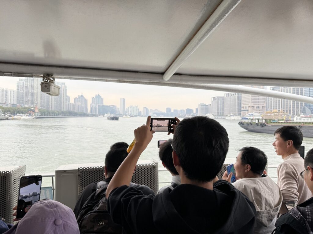 La vue depuis le pont arrière d'un ferry sur le Huangpu à Shanghai