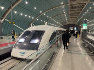 Un train à sustentation magnétique Maglev à Shanghai