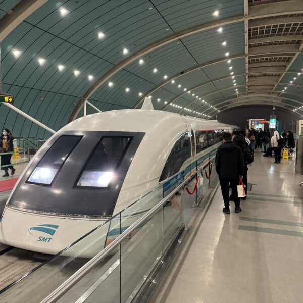 Un train à sustentation magnétique Maglev à Shanghai