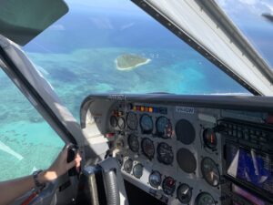 La vue depuis le cockpit en vol vers la Grande Barrière de corail