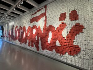 Vue sur le mur Solidarnosc à l'intérieur du musée