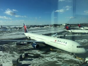 Un Boeing 767 de la compagnie Delta Airlines sur le tarmac de l'aéroport JFK