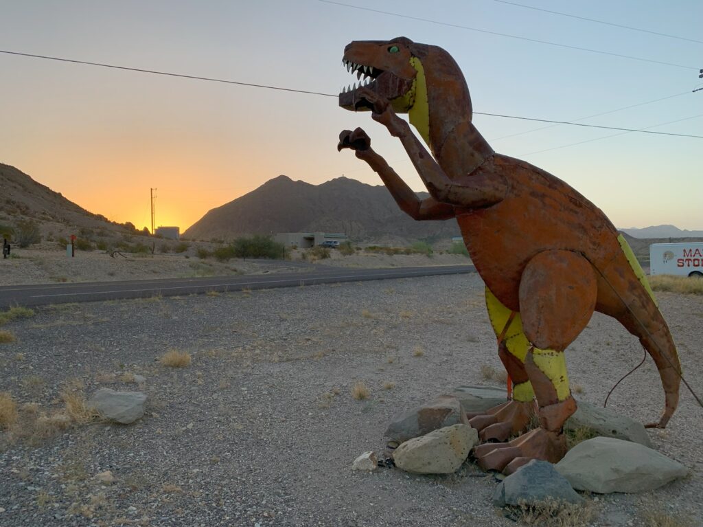 Un dinosaure au milieu du désert, près du Paisano Village RV Park & Inn