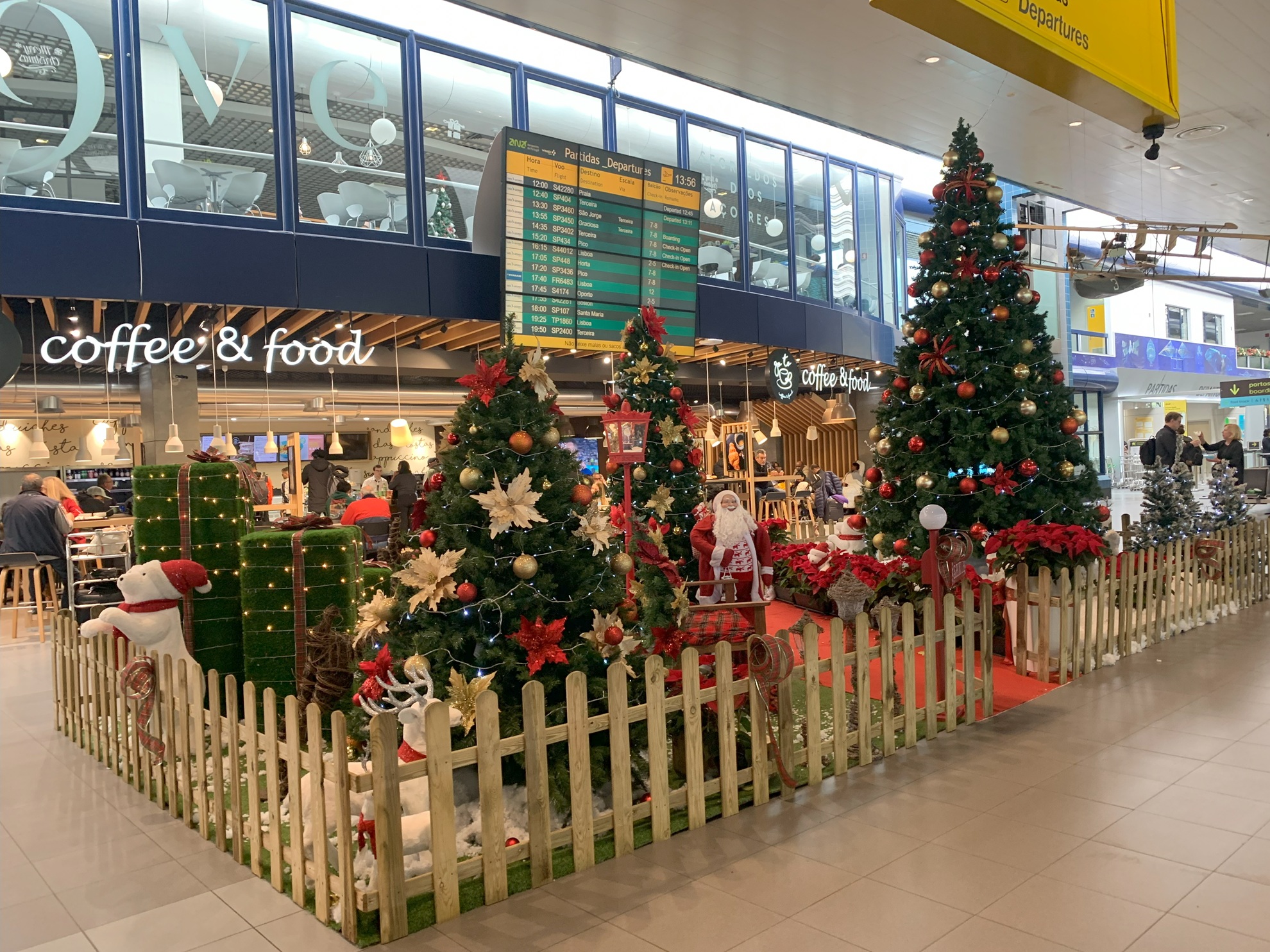 Le terminal de l'aéroport de Ponta Delgada aux Açores, décoré pour Noël