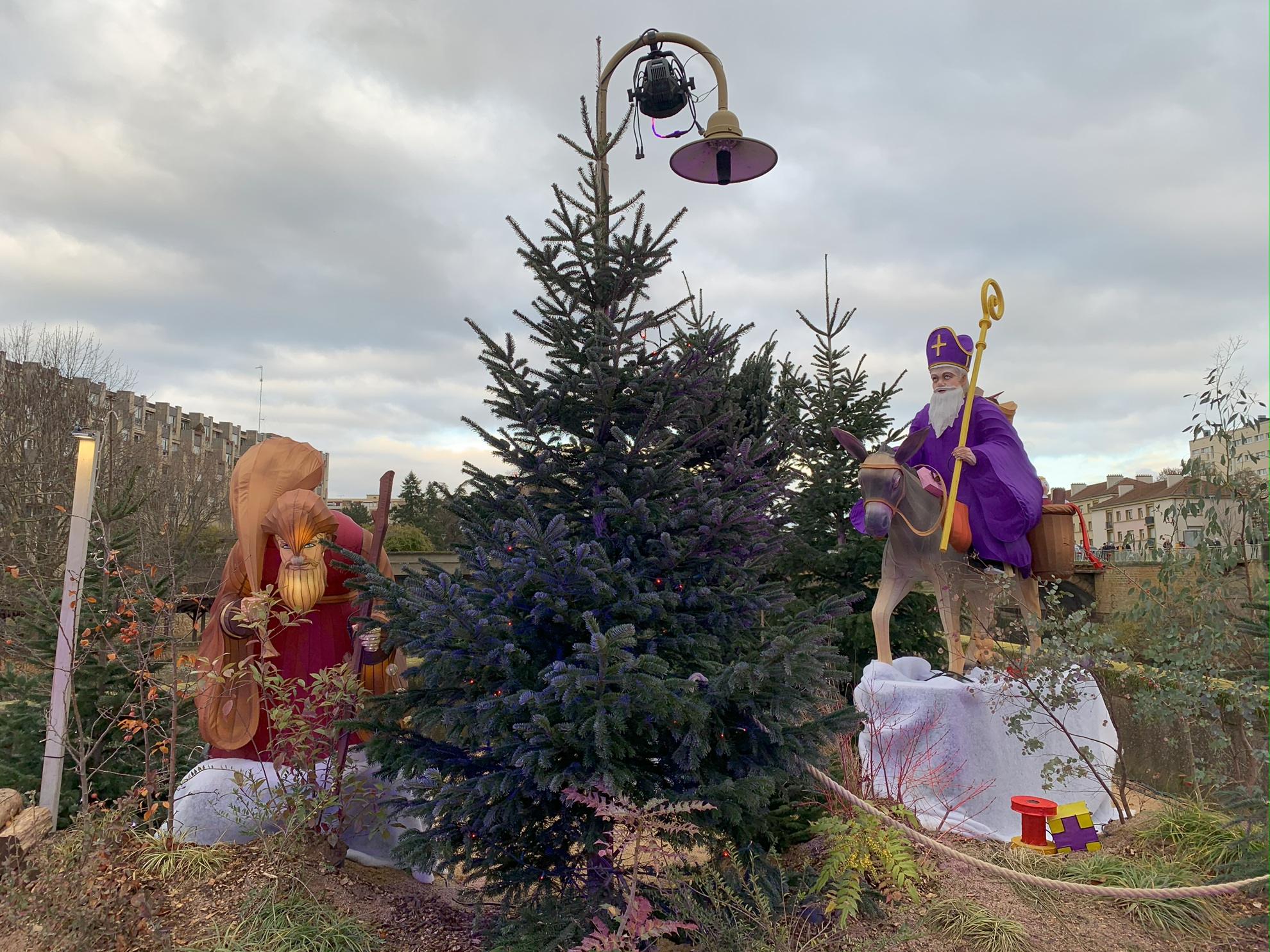 Saint-Nicolas et le Père Fouettard sur le sentier des Lanternes