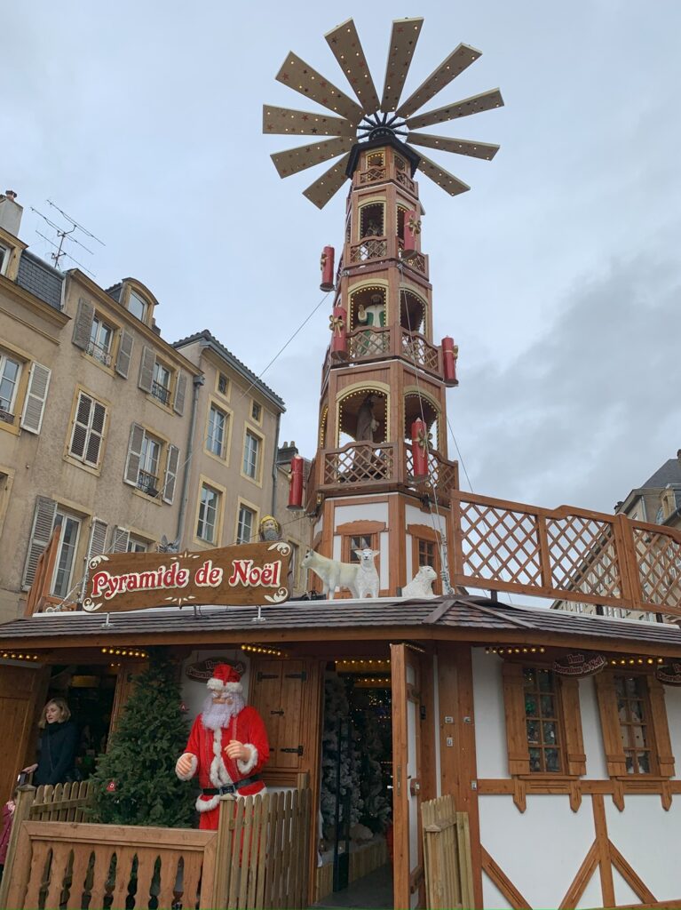 Une pyramide de Noël sur un marché de Noël à Metz