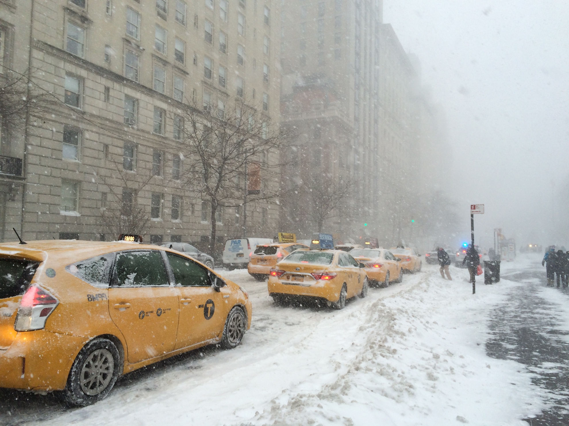 Des taxis jaunes new-yorkais sous la neige