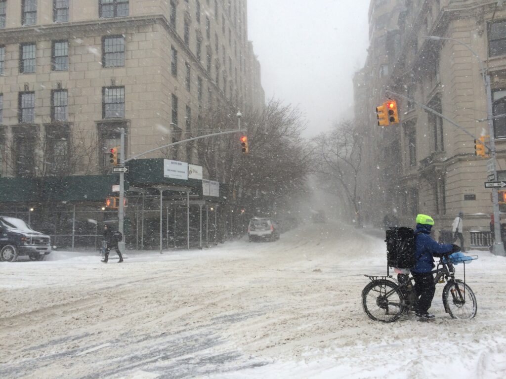 Une tempête de neige dans les rues de Manhattan