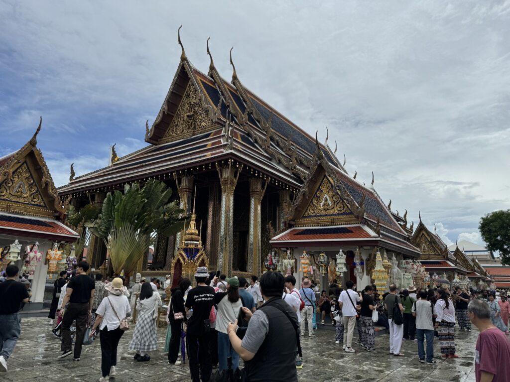 La vue sur le temple principal du Wat Phra Kaeo