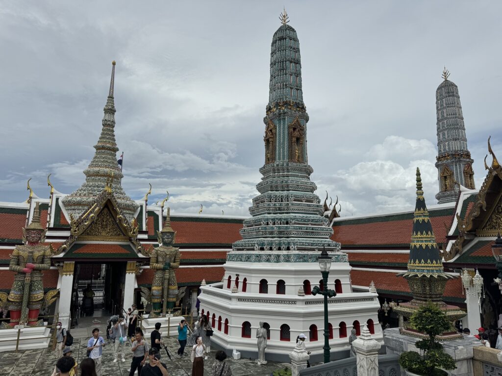 Vue sur l'enceinte du Wat Phra Kaeo à Bangkok