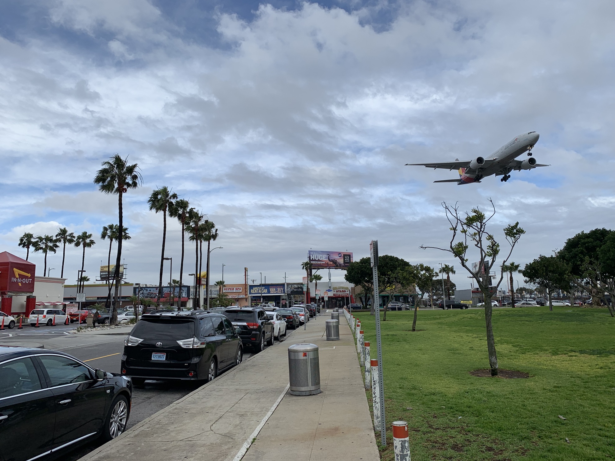 Un Boeing 777 d'Asiana Airlines à l'atterrissage sur l'aéroport LAX de Los-Angeles