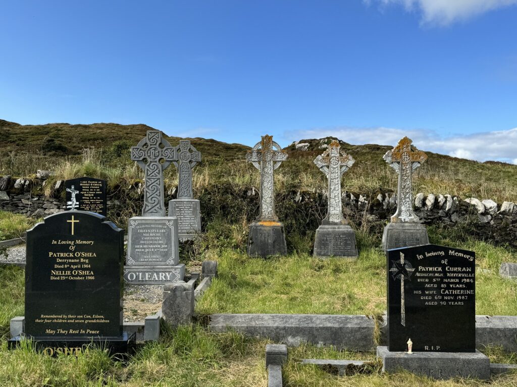 Des tombes au cimetière de l'Abbaye de Derrynane