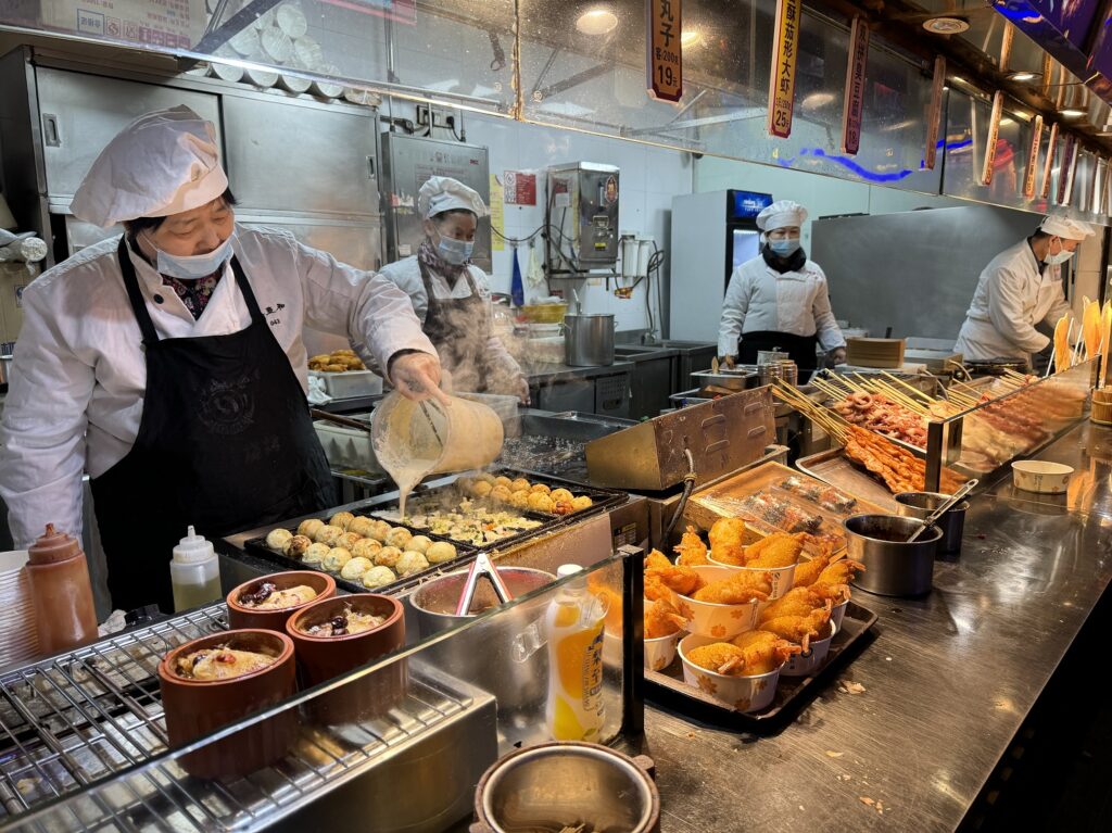 Un stand de street-food au marché Yuyuan de Shanghai