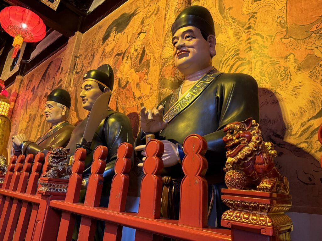 Détails de statues à l'intérieur du Temple du dieu de la ville