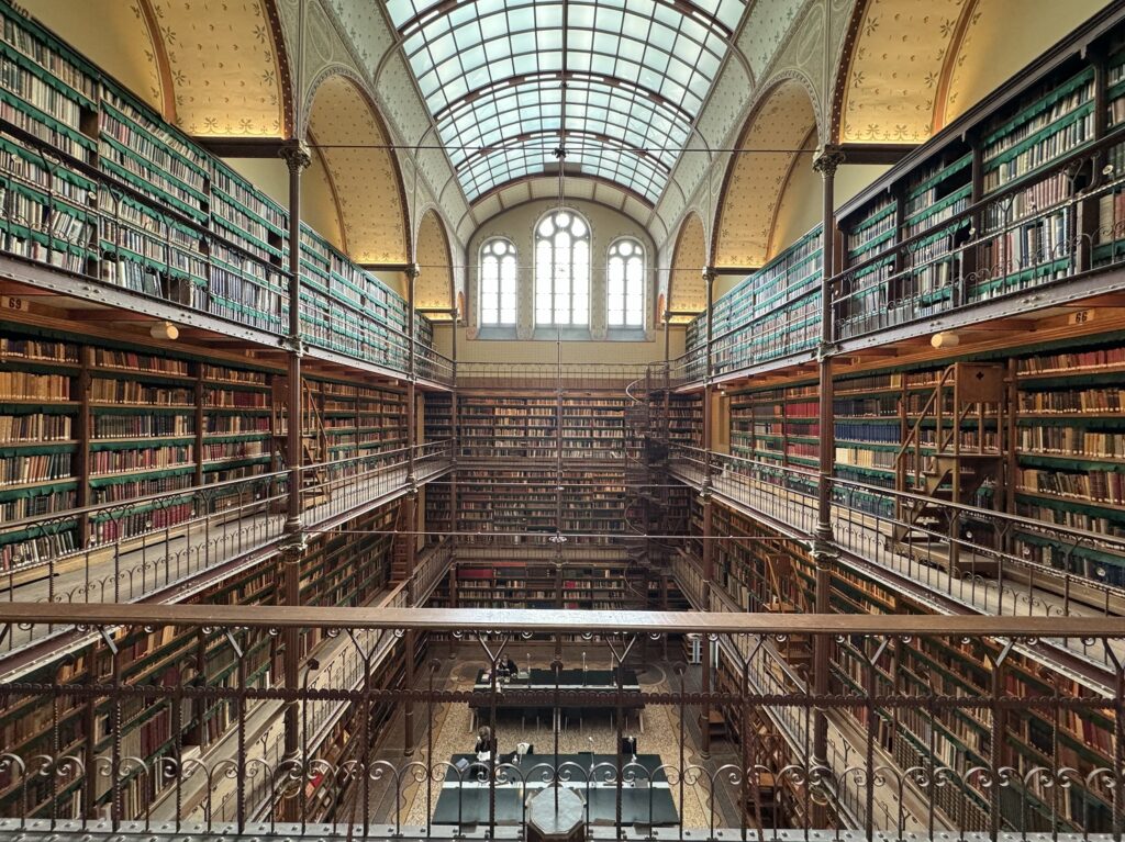 L'intérieur de la bibliothèque Cuypers