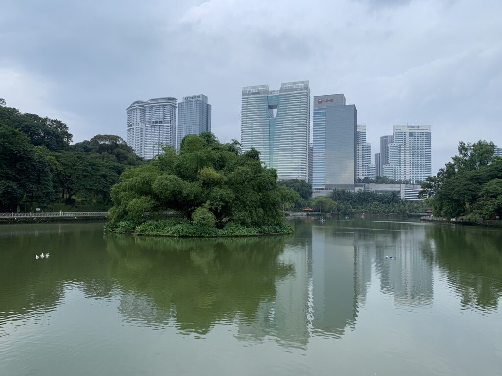 Vue sur le lac de Perdana et les gratte-ciel de Kuala Lumpur