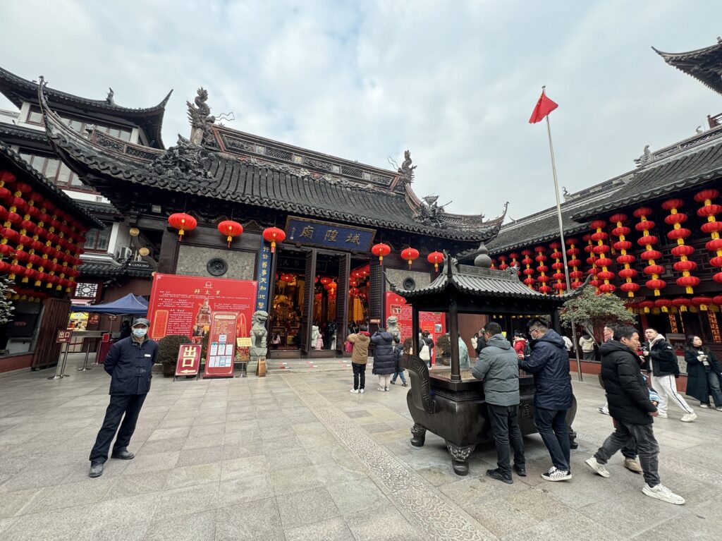 Vue dans la cour du Temple du dieu de la ville de Shanghai