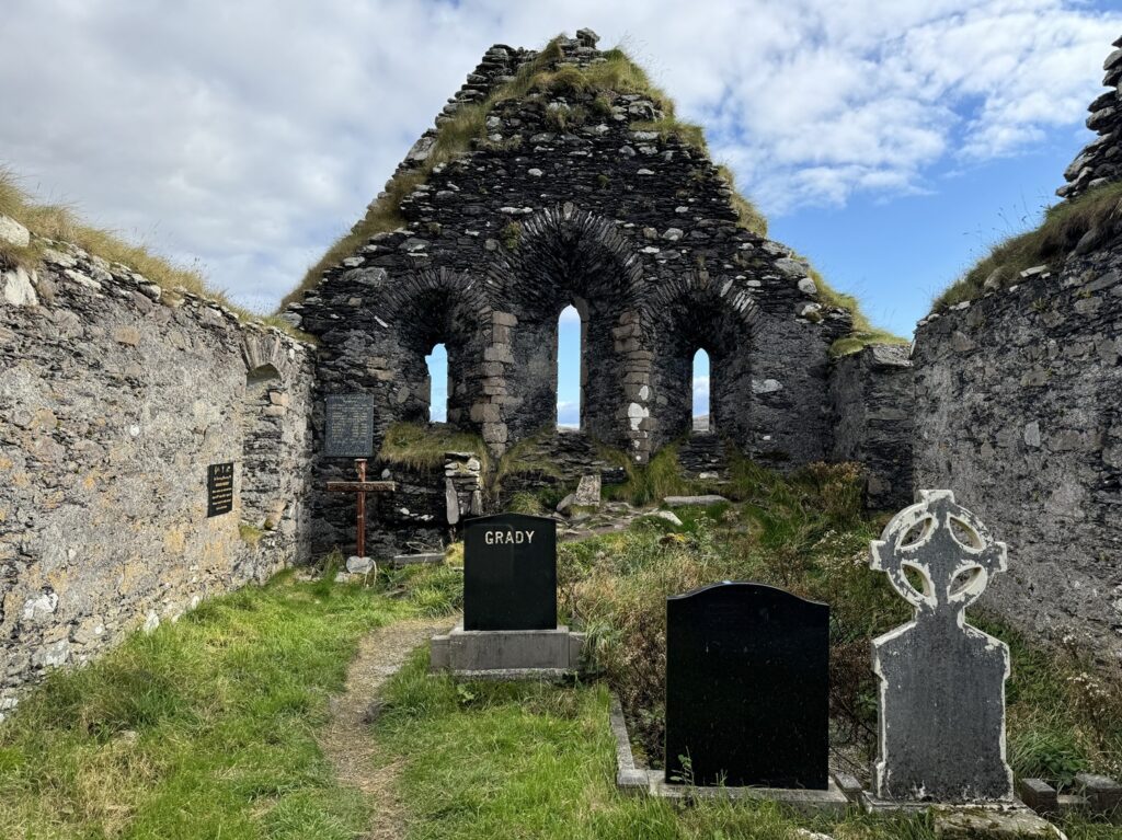 L'intérieur de la nef en ruine de l'abbaye de Derrynane