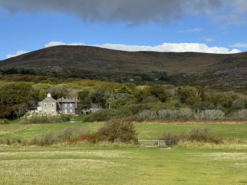 Vue sur la Derrynane House depuis la plage