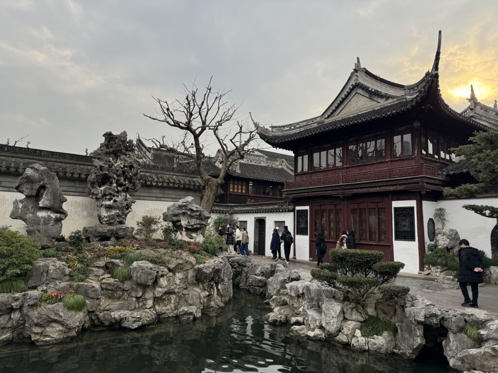 Vue dans l'enceinte du jardin Yuyuan