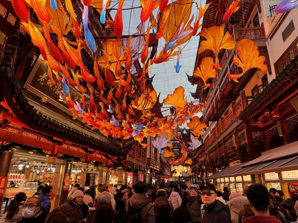 Une rue du marché Yuyuan pendant le Nouvel an chinois