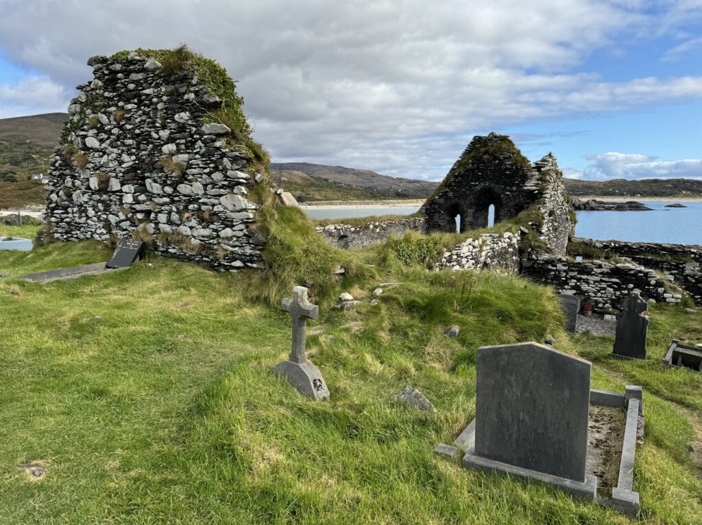 La vue sur l'abbaye de Derrynane depuis le cimetière