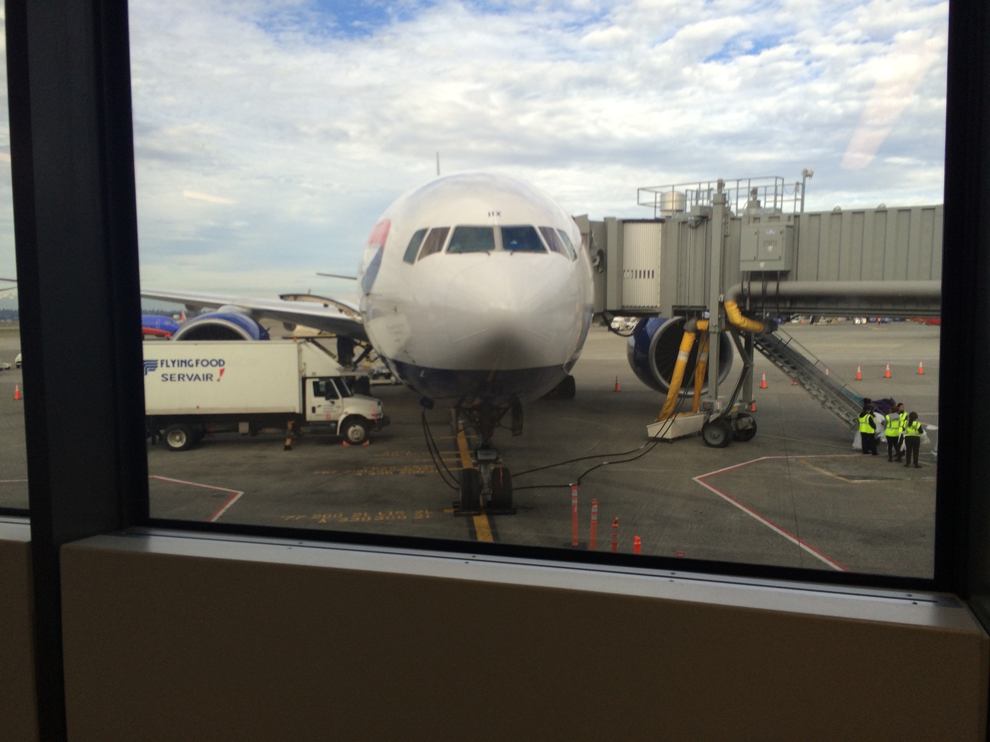 Un Boeing 777-200 de British Airways stationné en porte