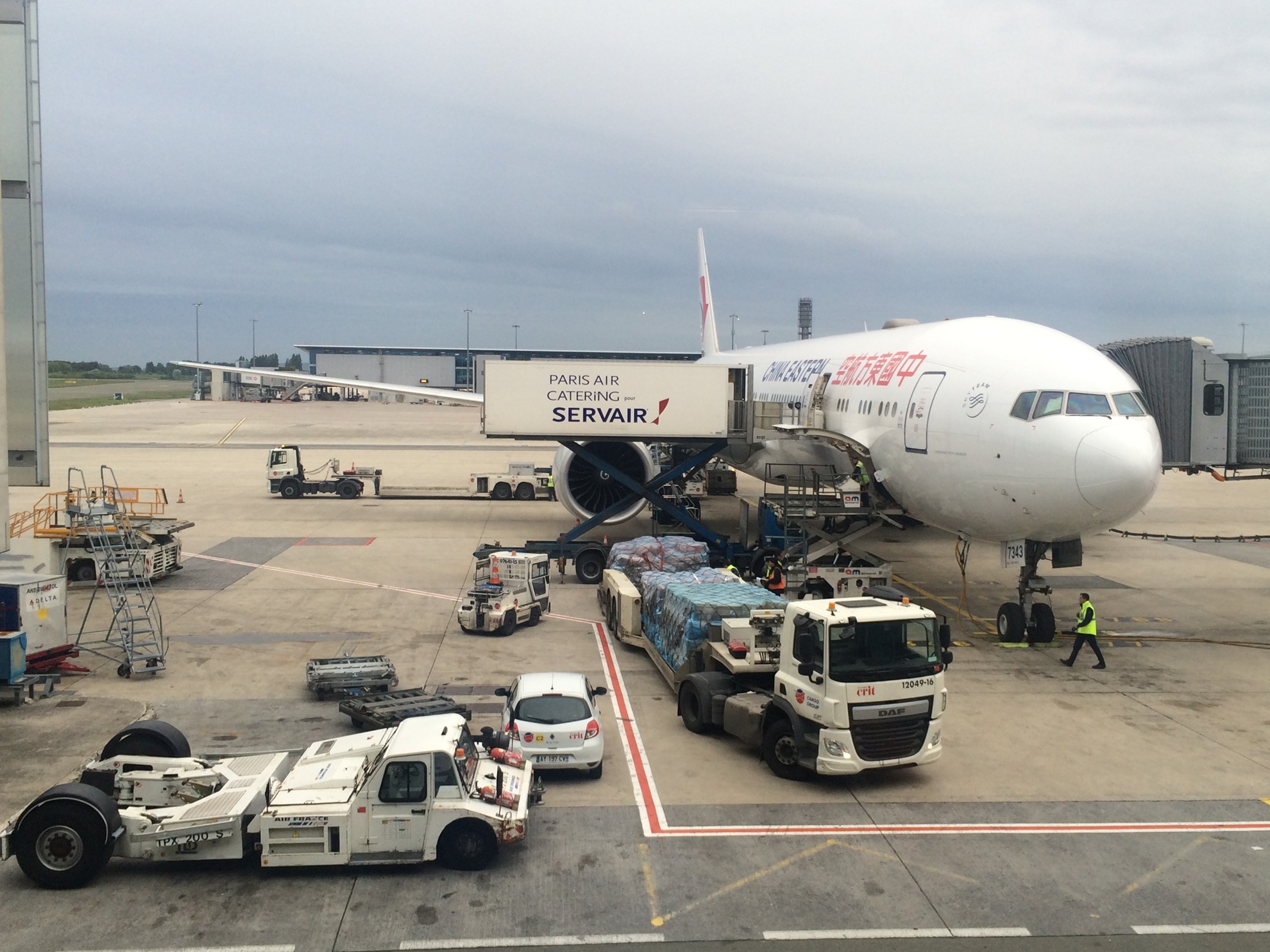 Un Boeing 777-300ER de China Eastern à l'aéroport de Paris-Roissy-Charles-de-Gaulle