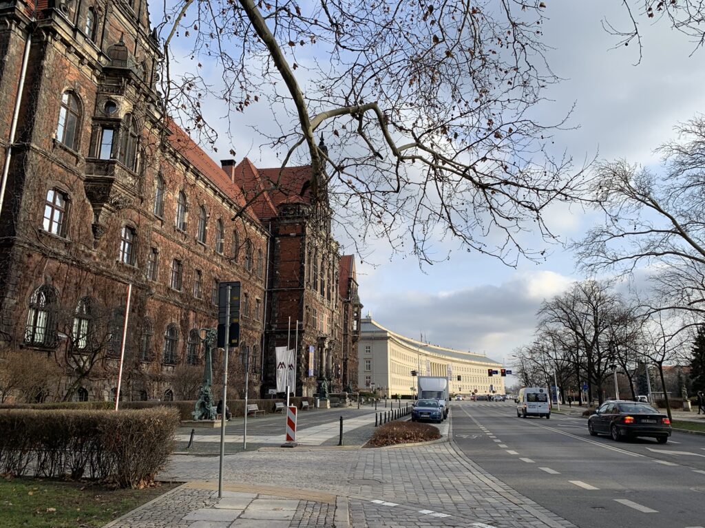 Les bâtiments à proximité du bâtiment qui abrite le Panorama de Racławice