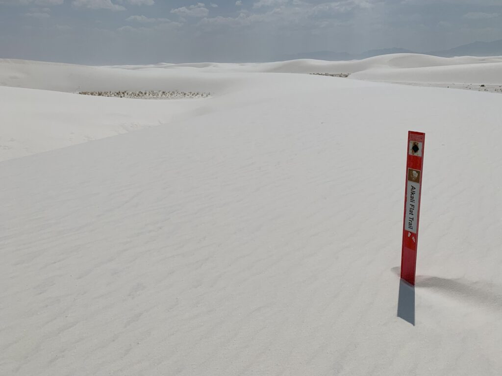 Un panneau pour se repérer sur l'Alkali Flat Trail dans les White Sands