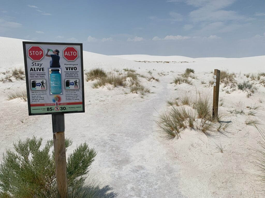 Un panneau d'avertissement contre les risques liés à la chaleur, avant d'entamer l'Alkali Flat Trail au parc national des White Sands