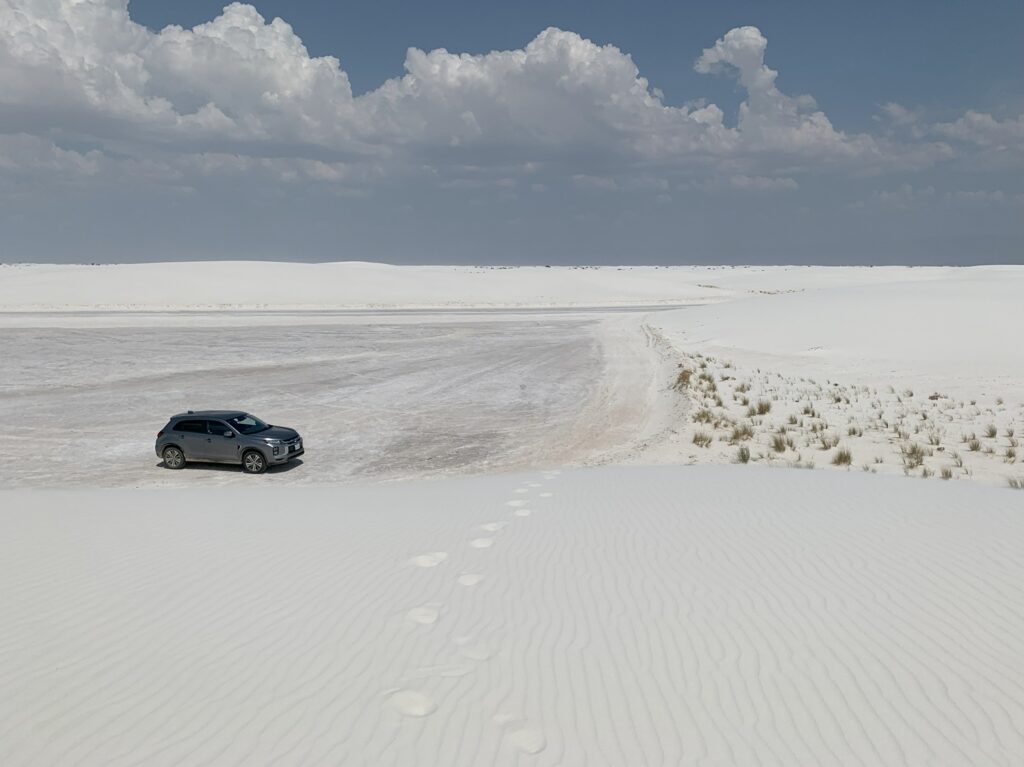 Ma voiture de location garée sur un des parkings à l'intérieur du parc national des White Sands