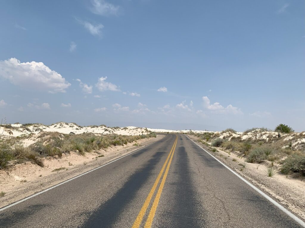 La route d'accès à l'intérieur du parc national des White Sands