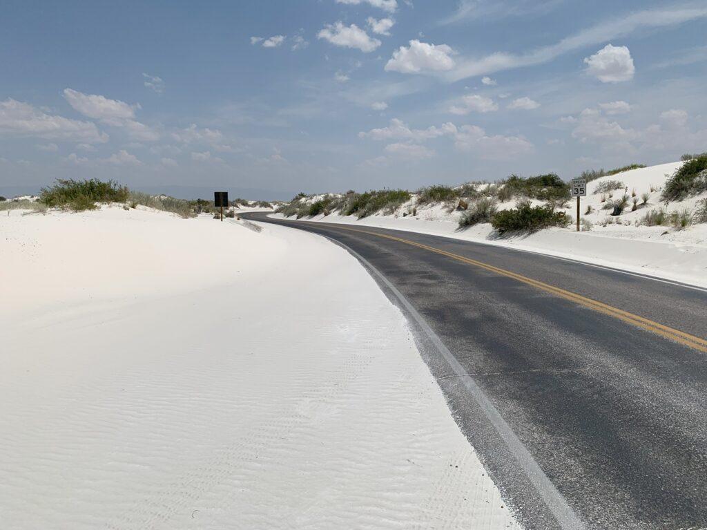 La route à l'intérieur du parc national des White Sands, avec le sable blanc