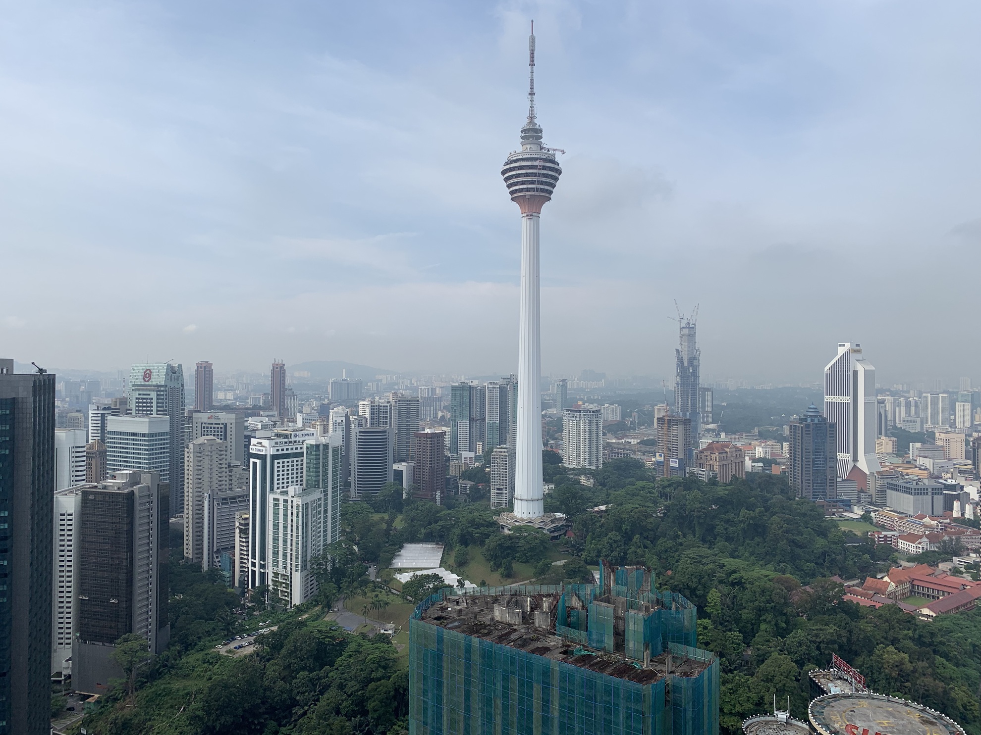 La vue sur la KL Tower avec la tour Merdeka 118 en construction (en 2019)