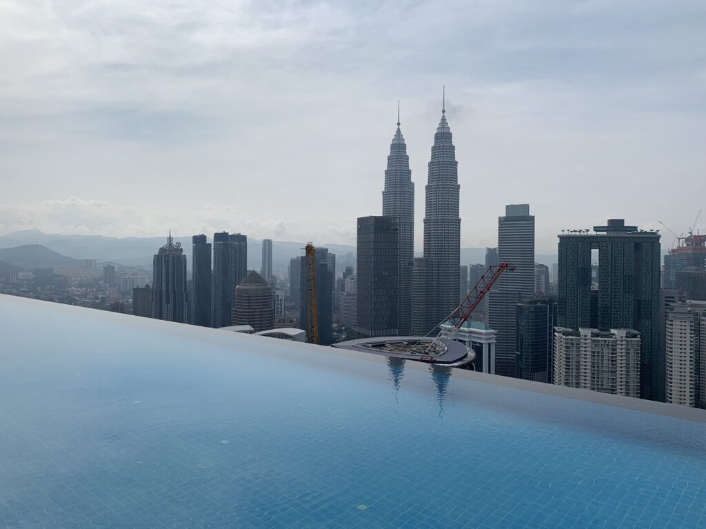 La vue sur Kuala Lumpur depuis la piscine de l'hôtel Platinum Suites