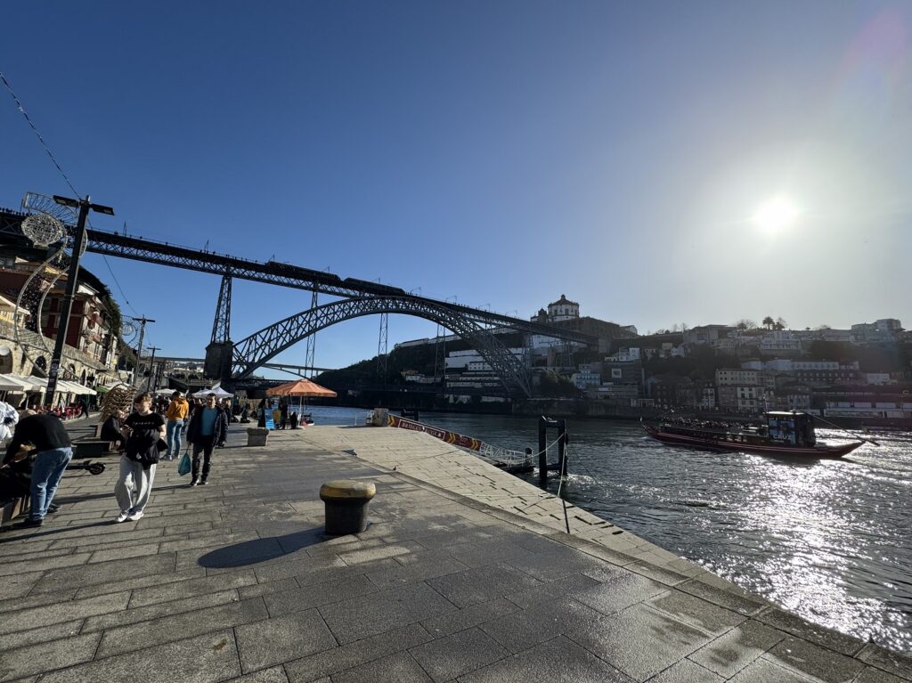 La vue sur le Ponte Luís depuis les quais de Ribeira à Porto