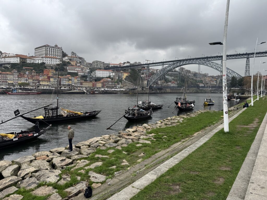 La vue sur le Ponte Luís depuis la rive sud du Douro, avec des Rabelos typiques de Porto