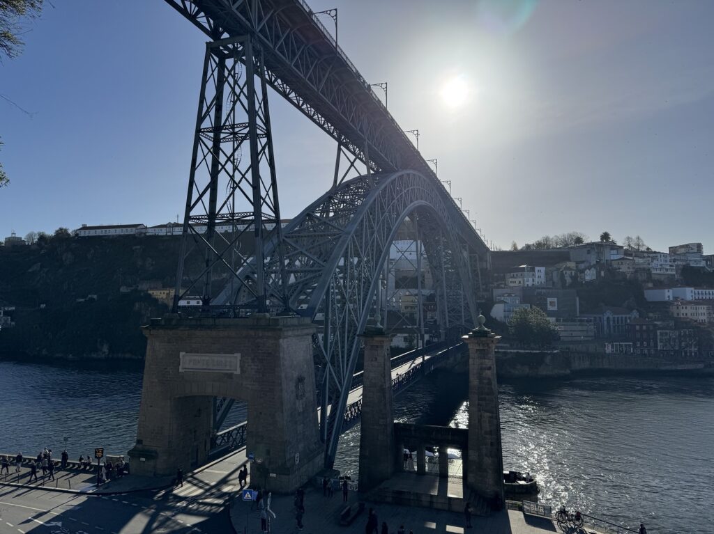 Vue sur le Ponte Luís depuis la rive nord du Douro