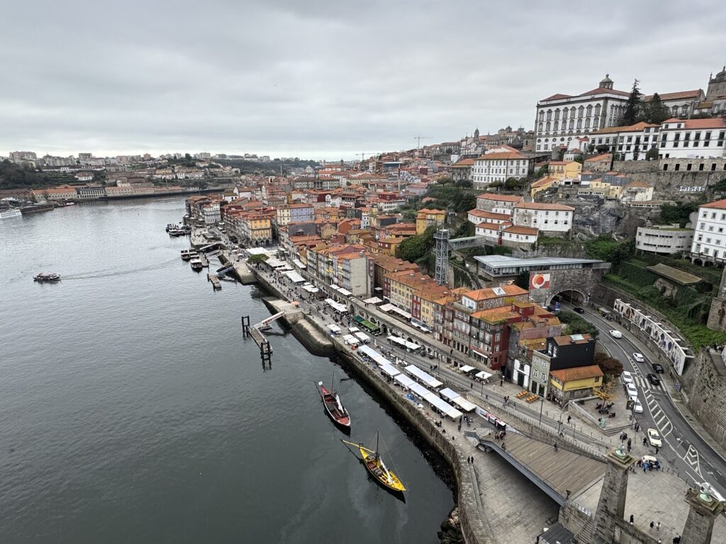 La vue sur le quartier historique de Ribeira depuis l'étage supérieur du Ponte Luís